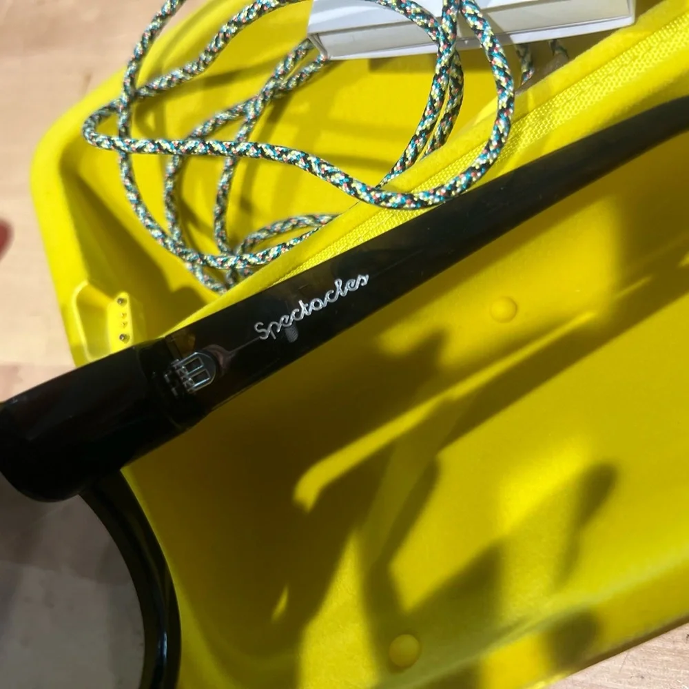 Spectacles Snapchat v1 black camera sunglasses with charging cable, case, wipe